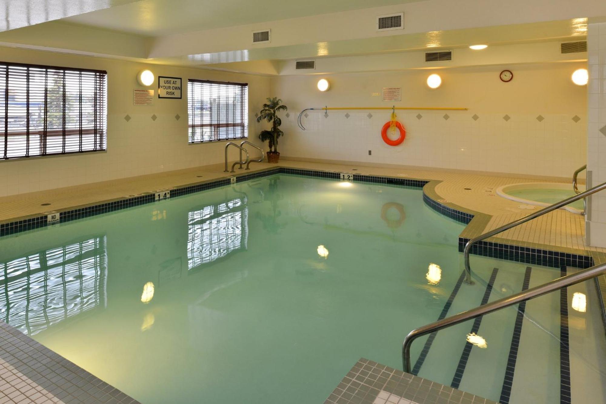 Holiday Inn Express Edmonton North By Ihg Eksteriør bilde
